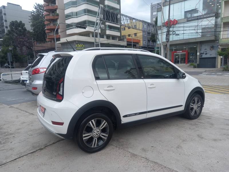 VOLKSWAGEN - UP - 2017/2018 - Branca - R$ 60.990,00