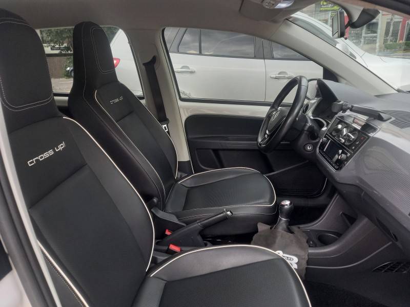 VOLKSWAGEN - UP - 2017/2018 - Branca - R$ 60.990,00