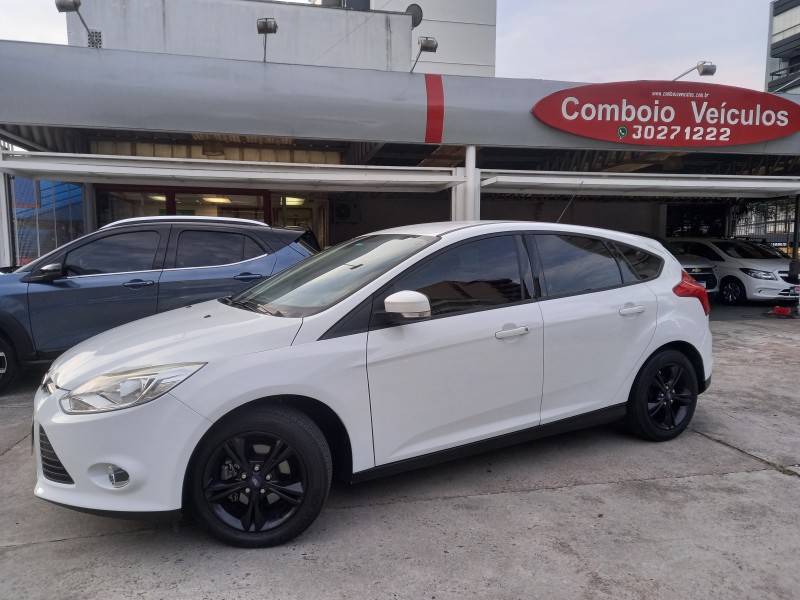 FORD - FOCUS - 2015/2015 - Branca - R$ 60.990,00