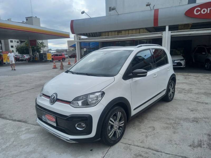 VOLKSWAGEN - UP - 2017/2018 - Branca - R$ 60.990,00