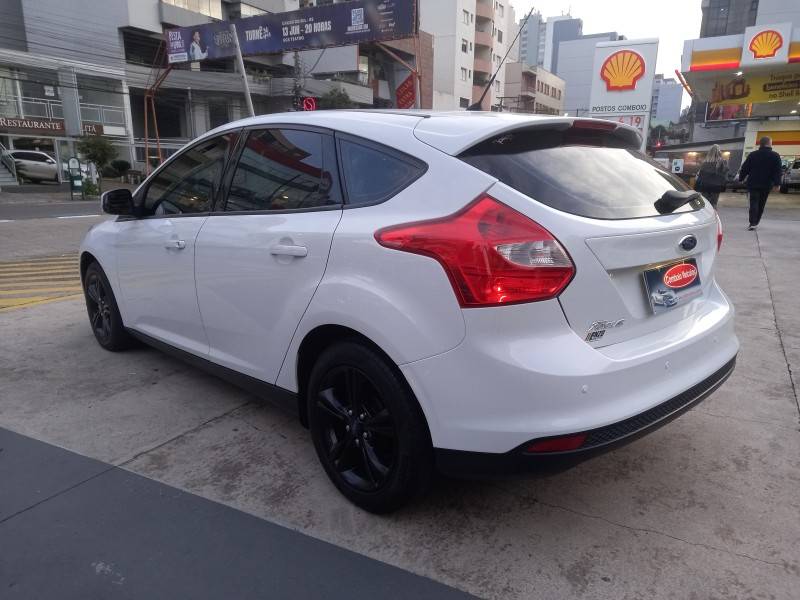 FORD - FOCUS - 2015/2015 - Branca - R$ 60.990,00