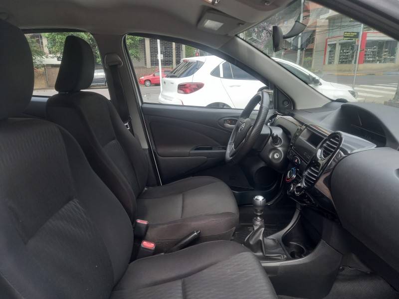 TOYOTA - ETIOS - 2019/2020 - Branca - R$ 60.900,00