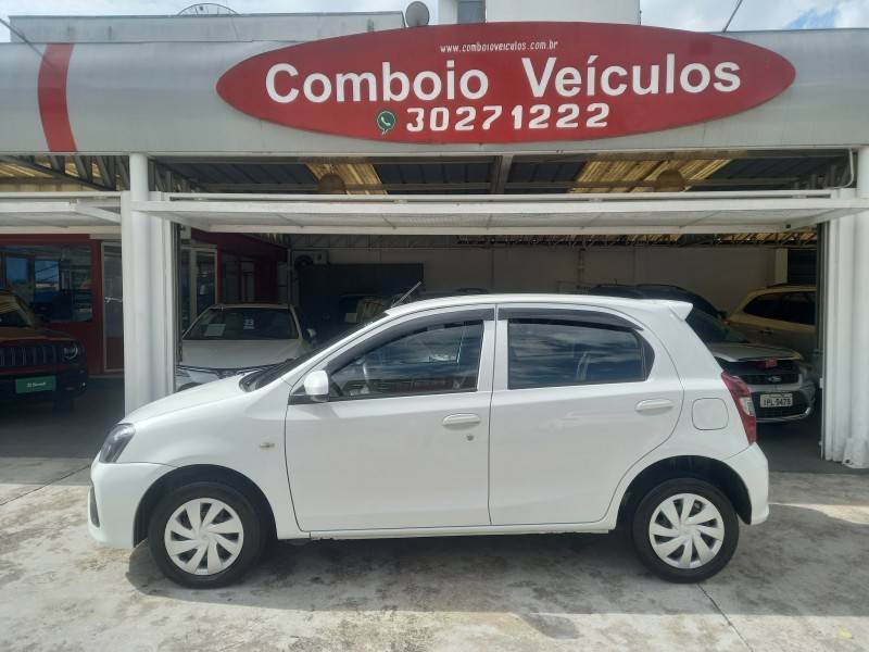 TOYOTA - ETIOS - 2019/2020 - Branca - R$ 60.900,00