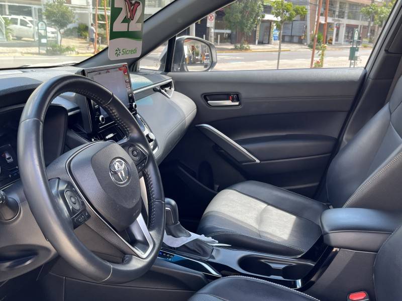 TOYOTA - COROLLA - 2021/2022 - Prata - R$ 138.900,00