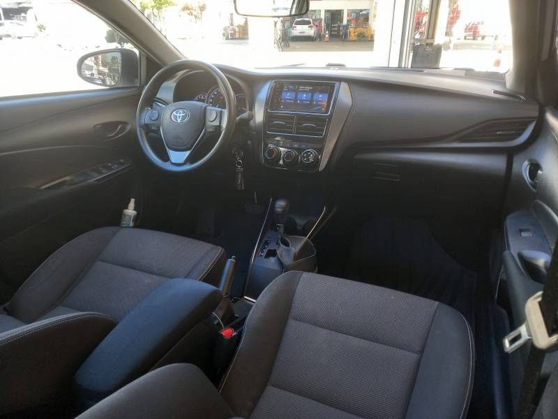 TOYOTA - YARIS - 2022/2023 - Branca - R$ 85.990,00