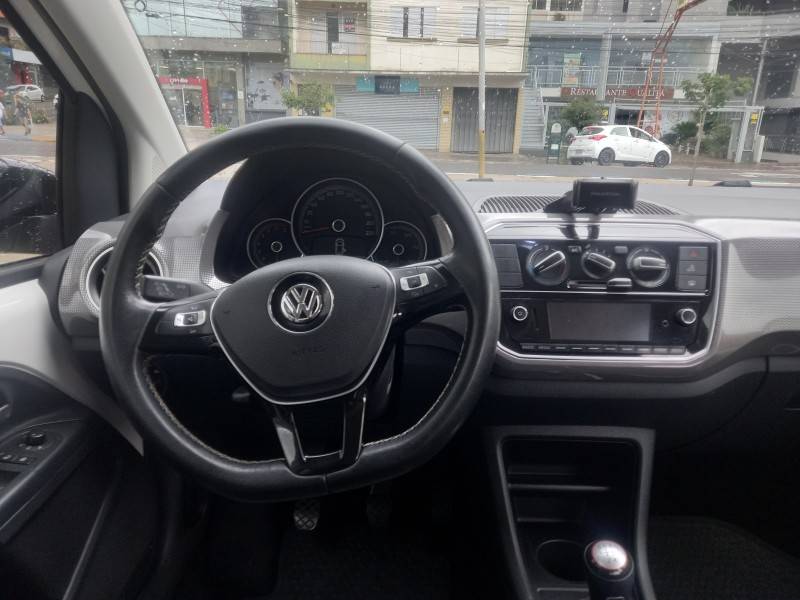 VOLKSWAGEN - UP - 2017/2018 - Branca - R$ 60.990,00