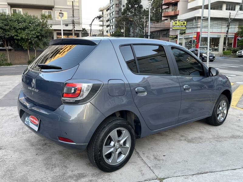 RENAULT - SANDERO - 2017/2018 - Cinza - R$ 42.990,00