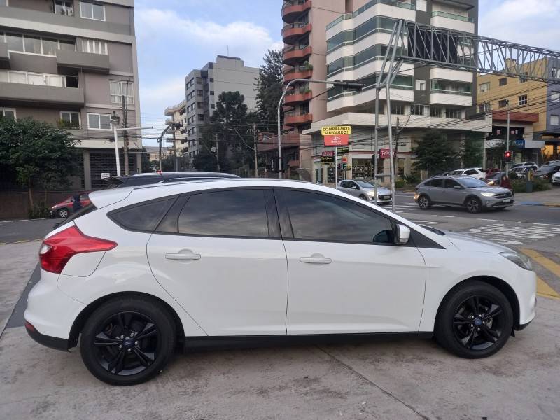 FORD - FOCUS - 2015/2015 - Branca - R$ 60.990,00