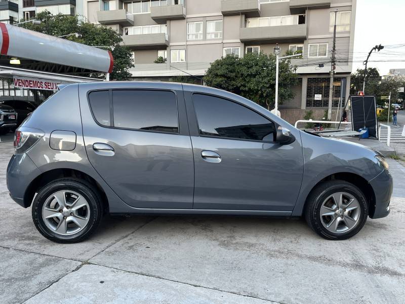 RENAULT - SANDERO - 2017/2018 - Cinza - R$ 42.990,00